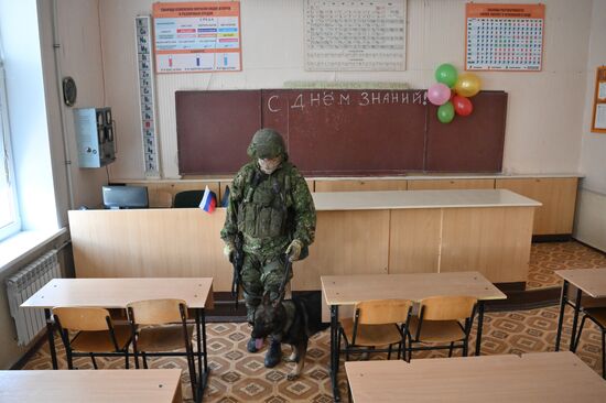Проверка школ в ДНР ко Дню знаний саперами