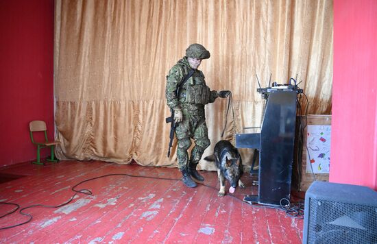 Проверка школ в ДНР ко Дню знаний саперами