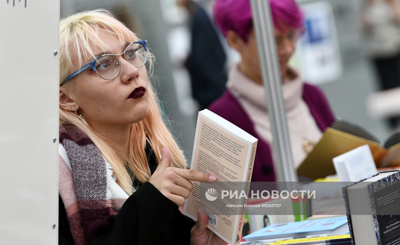 Девушка на 35-й Московской международной книжной ярмарке. 35-я Московская международная книжная ярмарка в 2022 году пройдет со 2 по 5 сентября на территории выставочного комплекса "Гостиный Двор". Место: Россия, Москва. Автор: Максим Блинов/РИА Новости. Московская международная книжная ярмарка