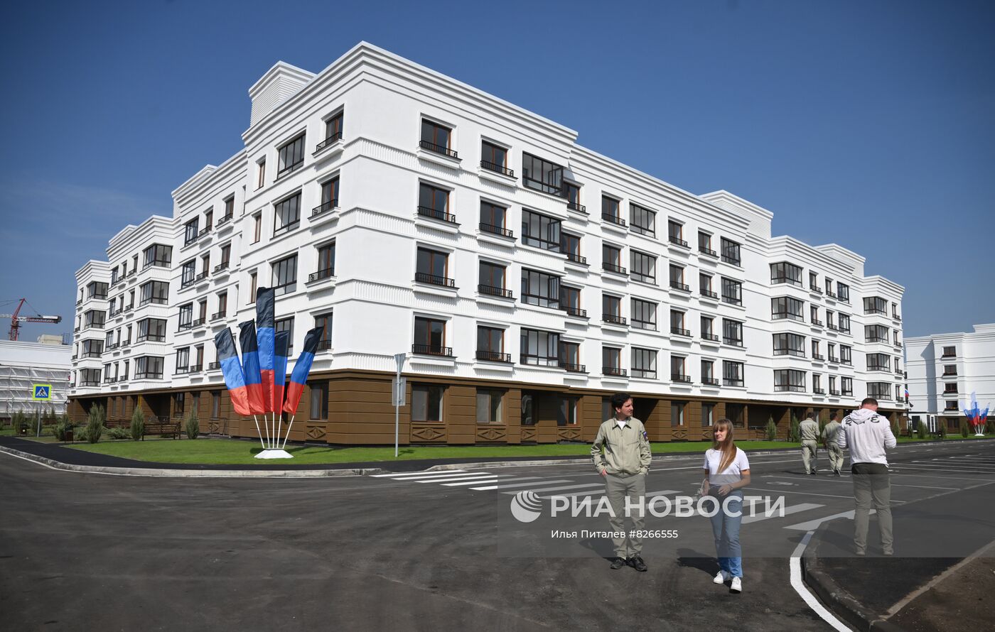 Замминобороны РФ Т. Иванов посетил строительные объекты в Мариуполе