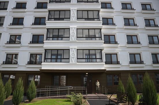 Замминобороны РФ Т. Иванов посетил строительные объекты в Мариуполе