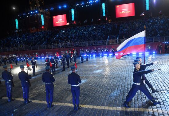 Церемония закрытия Международного военно-музыкального фестиваля "Спасская башня"  