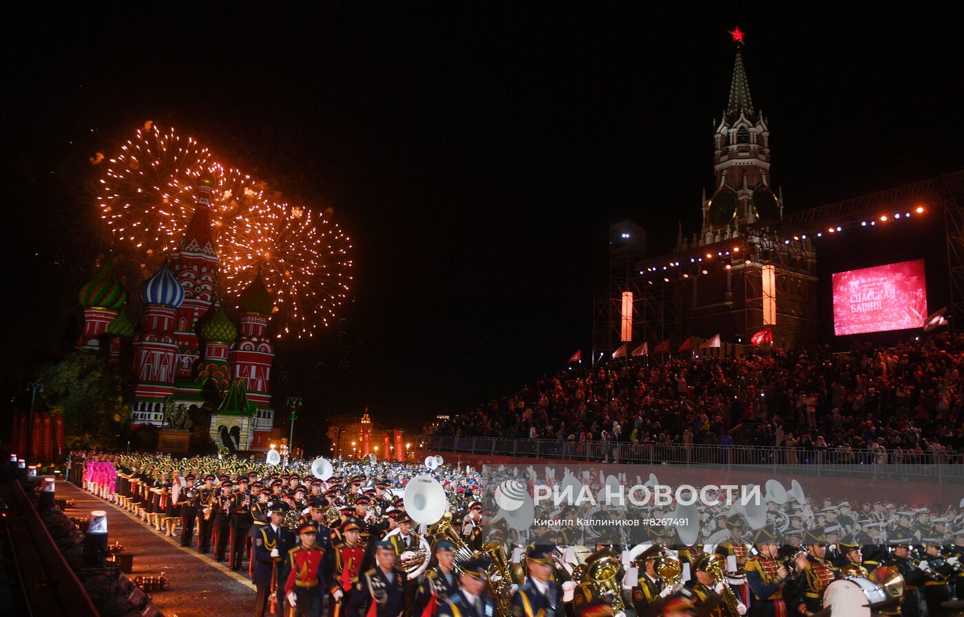 Церемония закрытия Международного военно-музыкального фестиваля "Спасская башня"  