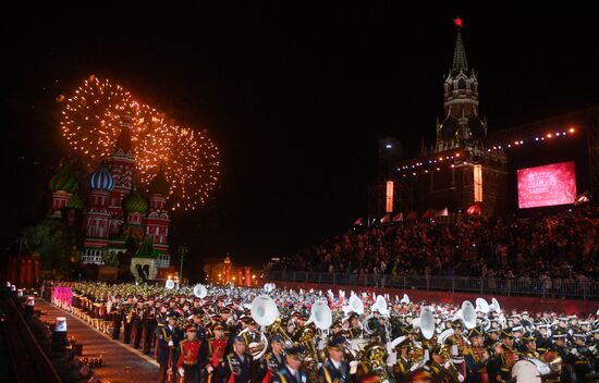 Церемония закрытия Международного военно-музыкального фестиваля "Спасская башня"  