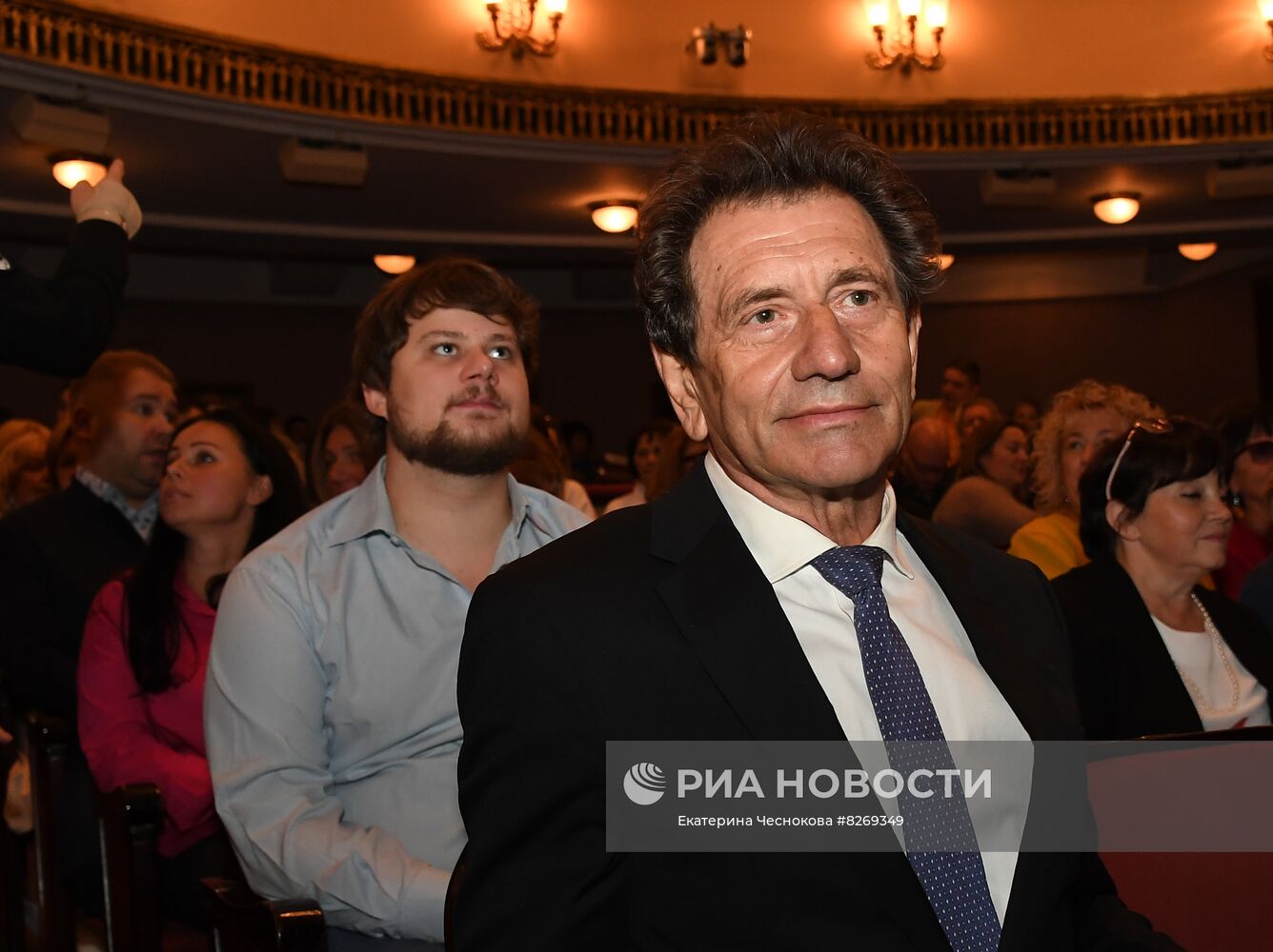 Сбор труппы театра им. Е. Вахтангова