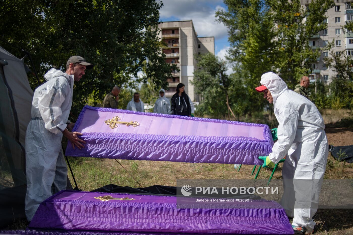 Перезахоронение останков людей из стихийных захоронений в городе Рубежное в ЛНР