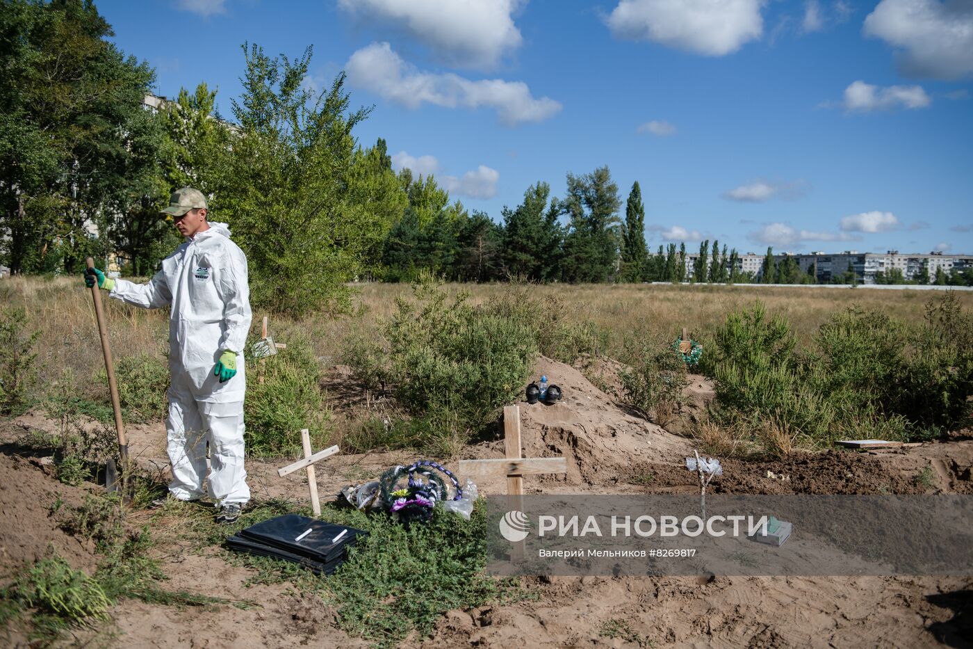 Перезахоронение останков людей из стихийных захоронений в городе Рубежное в ЛНР