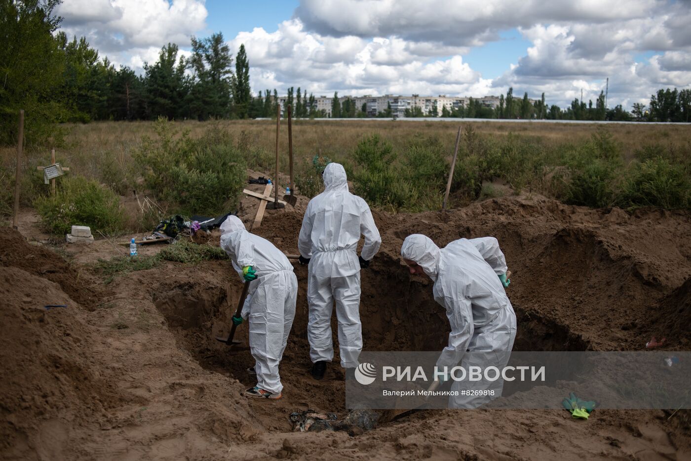 Перезахоронение останков людей из стихийных захоронений в городе Рубежное в ЛНР