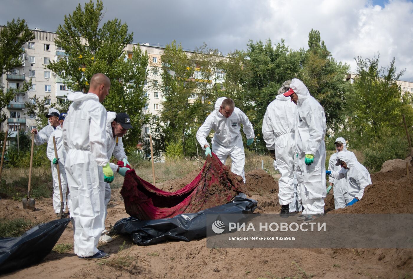 Перезахоронение останков людей из стихийных захоронений в городе Рубежное в ЛНР