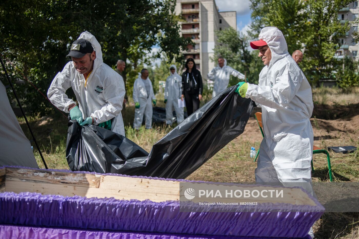 Перезахоронение останков людей из стихийных захоронений в городе Рубежное в ЛНР