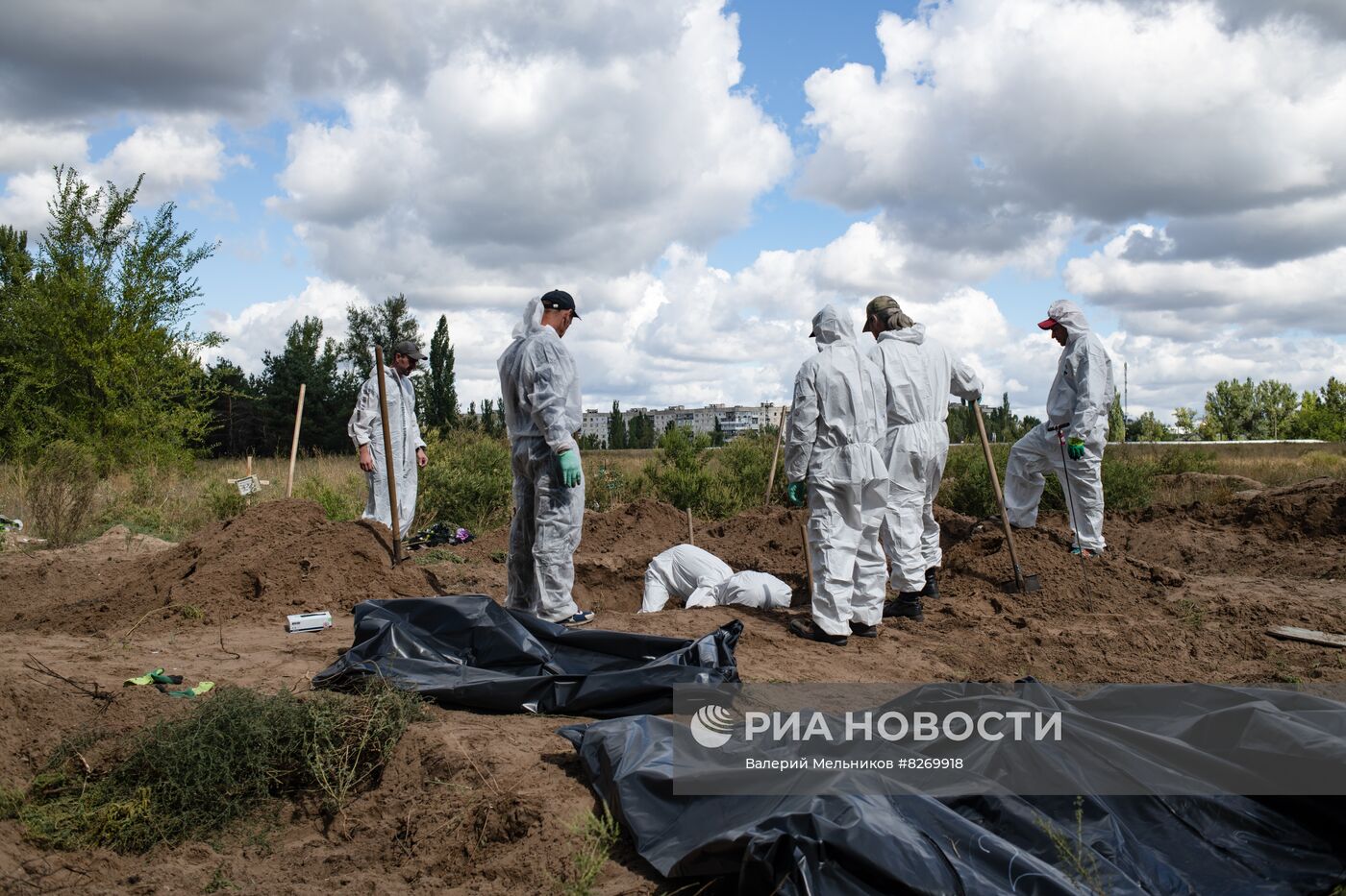 Перезахоронение останков людей из стихийных захоронений в городе Рубежное в ЛНР