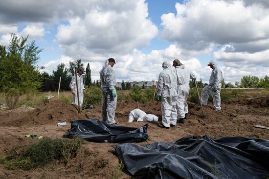 Перезахоронение останков людей из стихийных захоронений в городе Рубежное в ЛНР