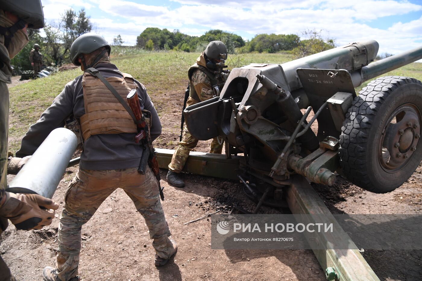 Работа артиллерийского расчета ЧВК "Вагнер" под Бахмутом в ДНР