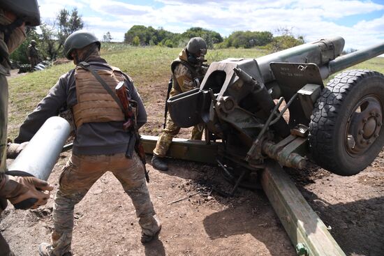 Работа артиллерийского расчета ЧВК "Вагнер" под Бахмутом в ДНР