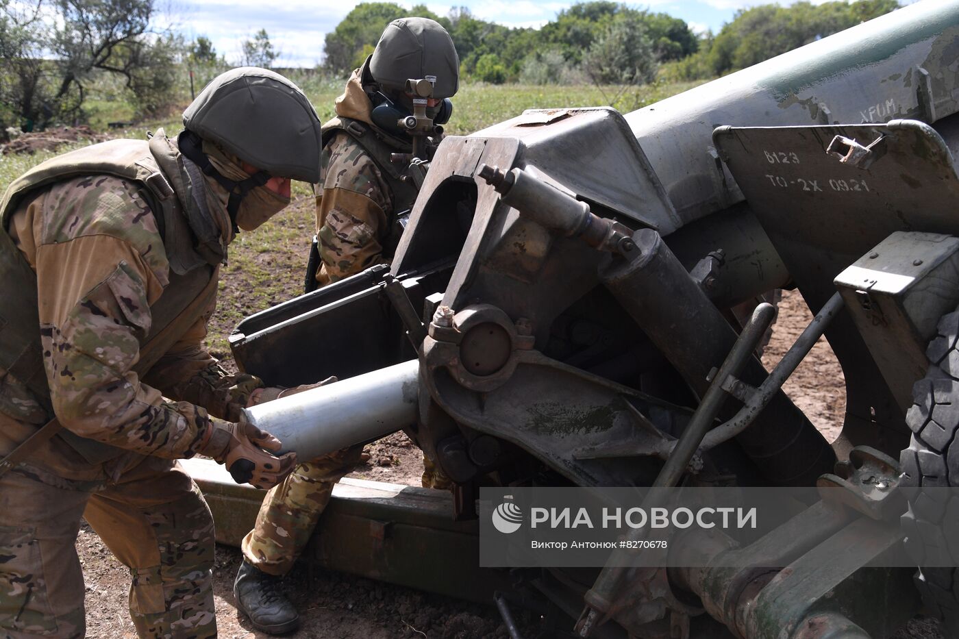 Работа артиллерийского расчета ЧВК "Вагнер" под Бахмутом в ДНР