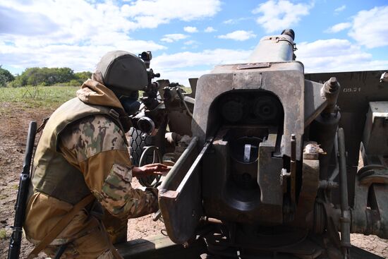 Работа артиллерийского расчета ЧВК "Вагнер" под Бахмутом в ДНР