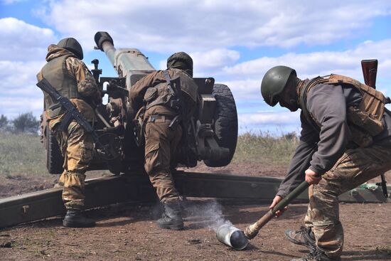 Работа артиллерийского расчета ЧВК "Вагнер" под Бахмутом в ДНР