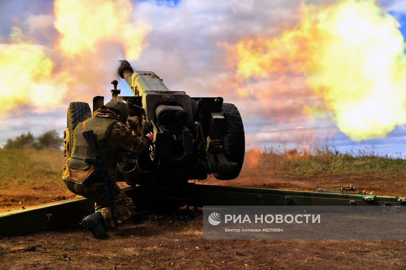 Работа артиллерийского расчета ЧВК "Вагнер" под Бахмутом в ДНР