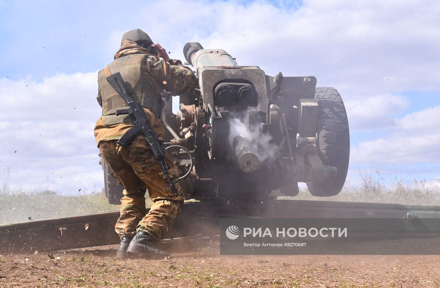 Работа артиллерийского расчета ЧВК "Вагнер" под Бахмутом в ДНР