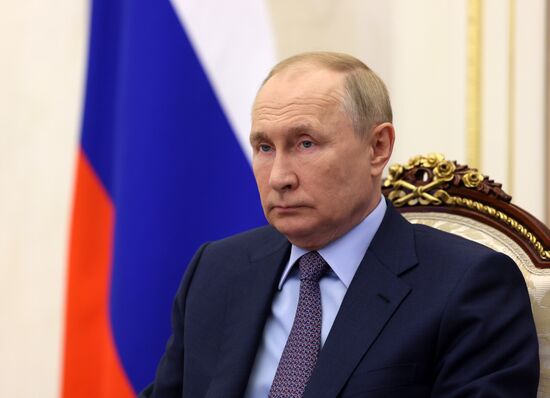 Президент РФ В. Путин принял участие в церемонии открытия автомобильного движения на новых участках транспортной сети в ряде регионов