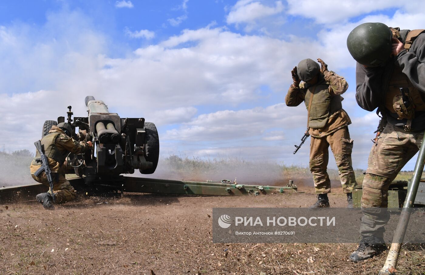 Работа артиллерийского расчета ЧВК "Вагнер" под Бахмутом в ДНР