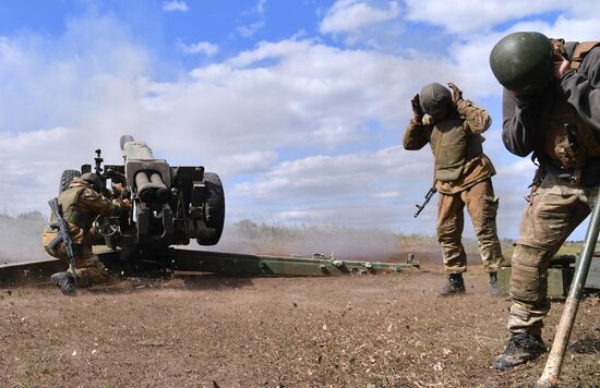 Работа артиллерийского расчета ЧВК "Вагнер" под Бахмутом в ДНР