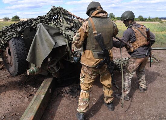 Работа артиллерийского расчета ЧВК "Вагнер" под Бахмутом в ДНР