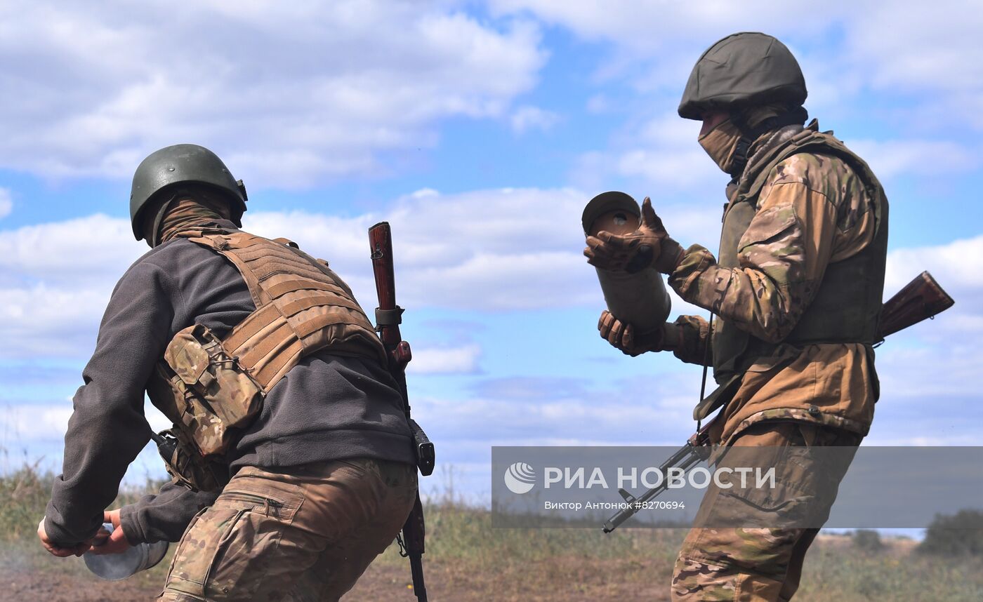 Работа артиллерийского расчета ЧВК "Вагнер" под Бахмутом в ДНР