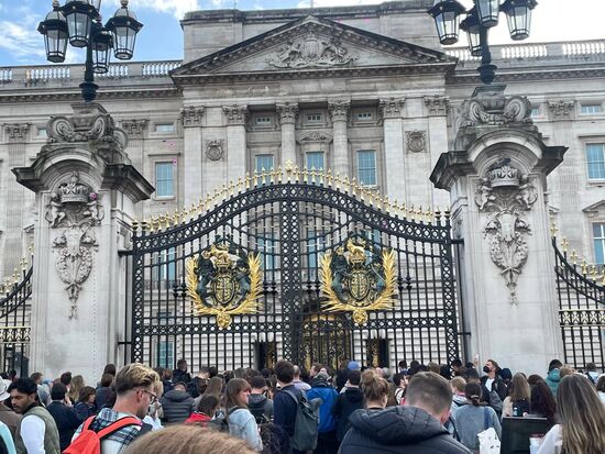 Люди собираются у Букингемского дворца на фоне сообщений о смерти Елизаветы II