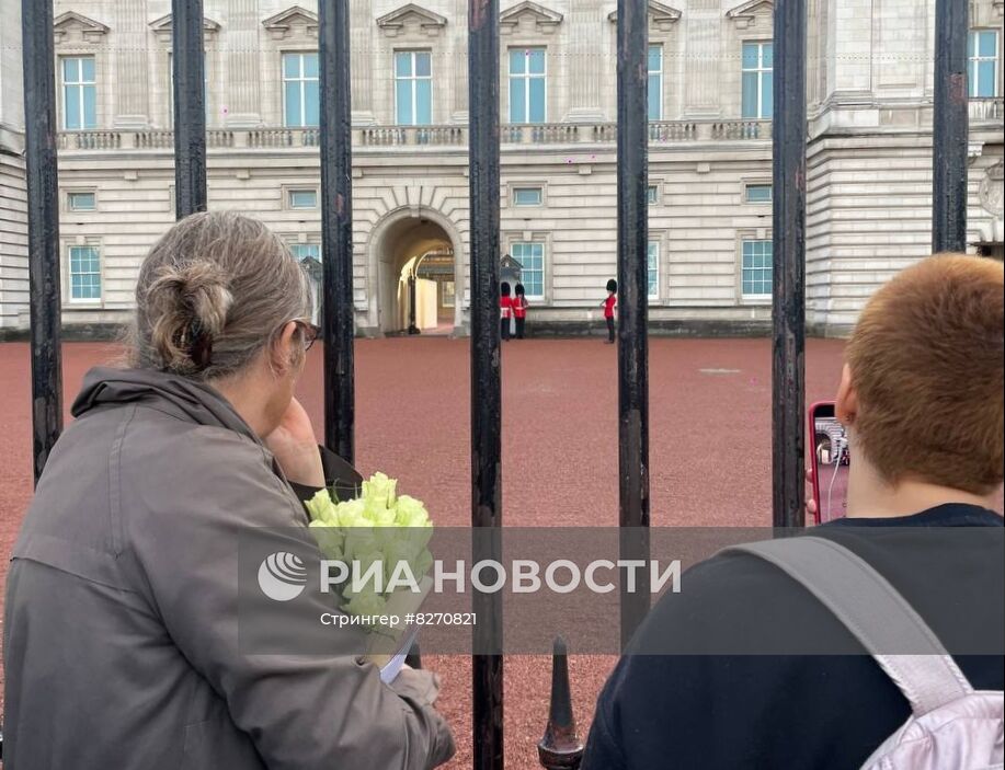 Люди собираются у Букингемского дворца на фоне сообщений о смерти Елизаветы II