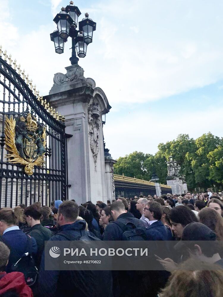 Люди собираются у Букингемского дворца на фоне сообщений о смерти Елизаветы II