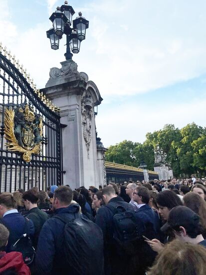 Люди собираются у Букингемского дворца на фоне сообщений о смерти Елизаветы II