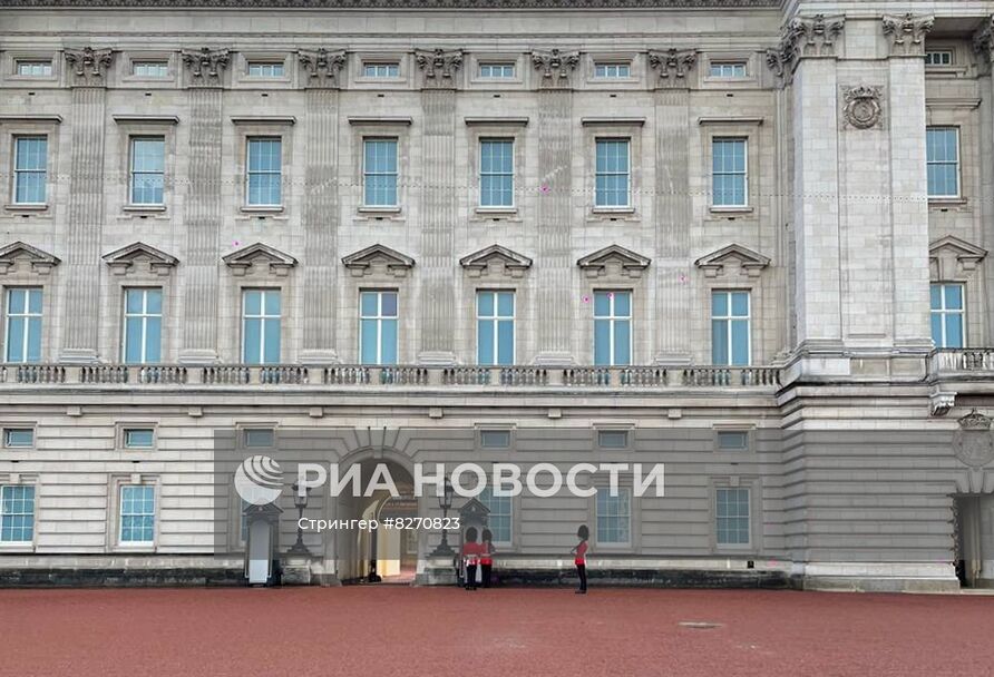 Люди собираются у Букингемского дворца на фоне сообщений о смерти Елизаветы II