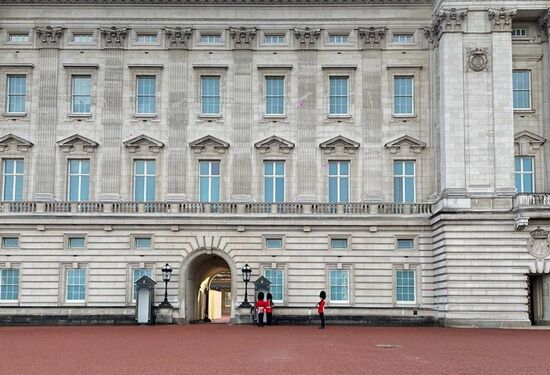 Люди собираются у Букингемского дворца на фоне сообщений о смерти Елизаветы II