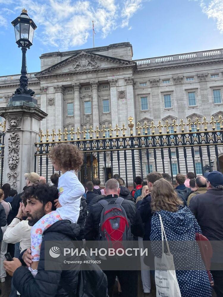 Люди собираются у Букингемского дворца на фоне сообщений о смерти Елизаветы II