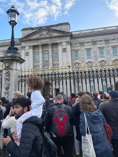 Люди собираются у Букингемского дворца на фоне сообщений о смерти Елизаветы II