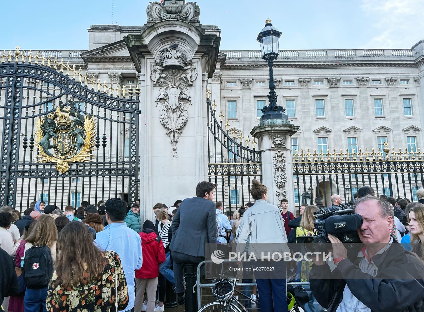 Люди собираются у Букингемского дворца на фоне сообщений о смерти Елизаветы II