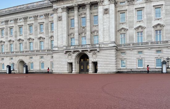 Люди собираются у Букингемского дворца на фоне сообщений о смерти Елизаветы II