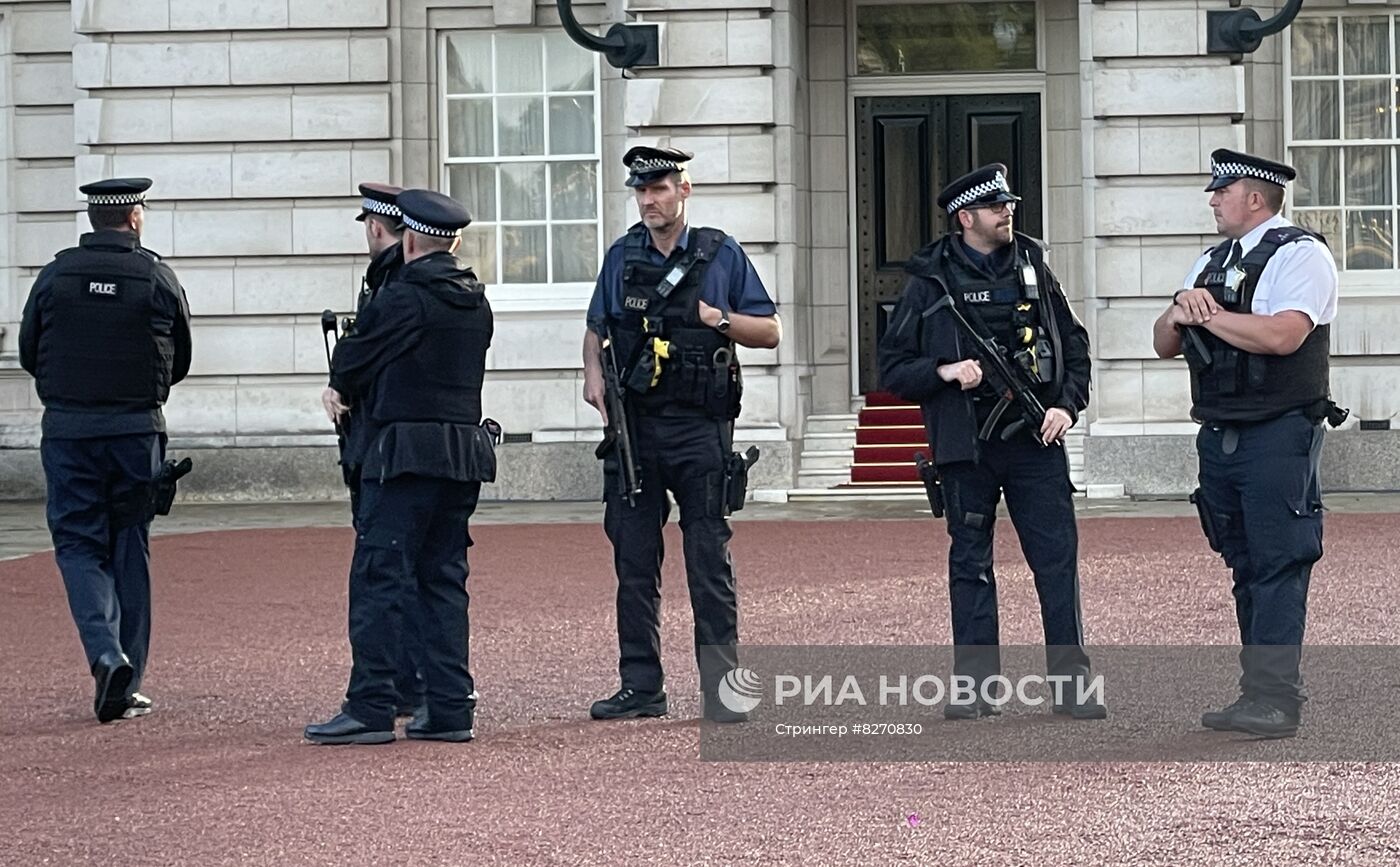 Люди собираются у Букингемского дворца на фоне сообщений о смерти Елизаветы II