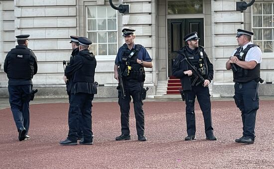 Люди собираются у Букингемского дворца на фоне сообщений о смерти Елизаветы II