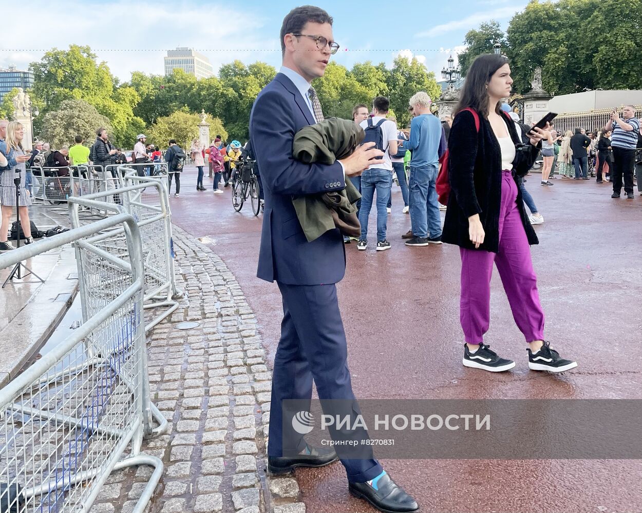 Люди собираются у Букингемского дворца на фоне сообщений о смерти Елизаветы II