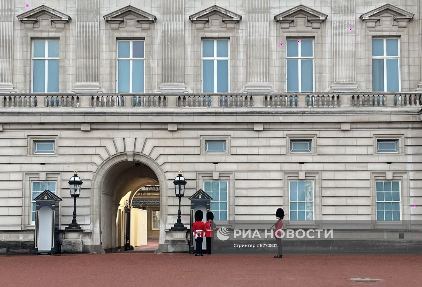 Люди собираются у Букингемского дворца на фоне сообщений о смерти Елизаветы II