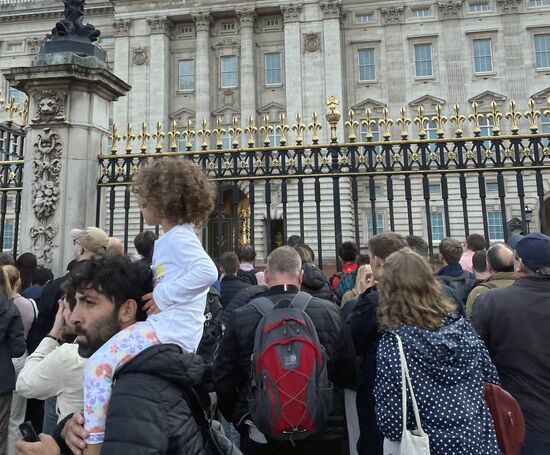 Люди собираются у Букингемского дворца на фоне сообщений о смерти Елизаветы II