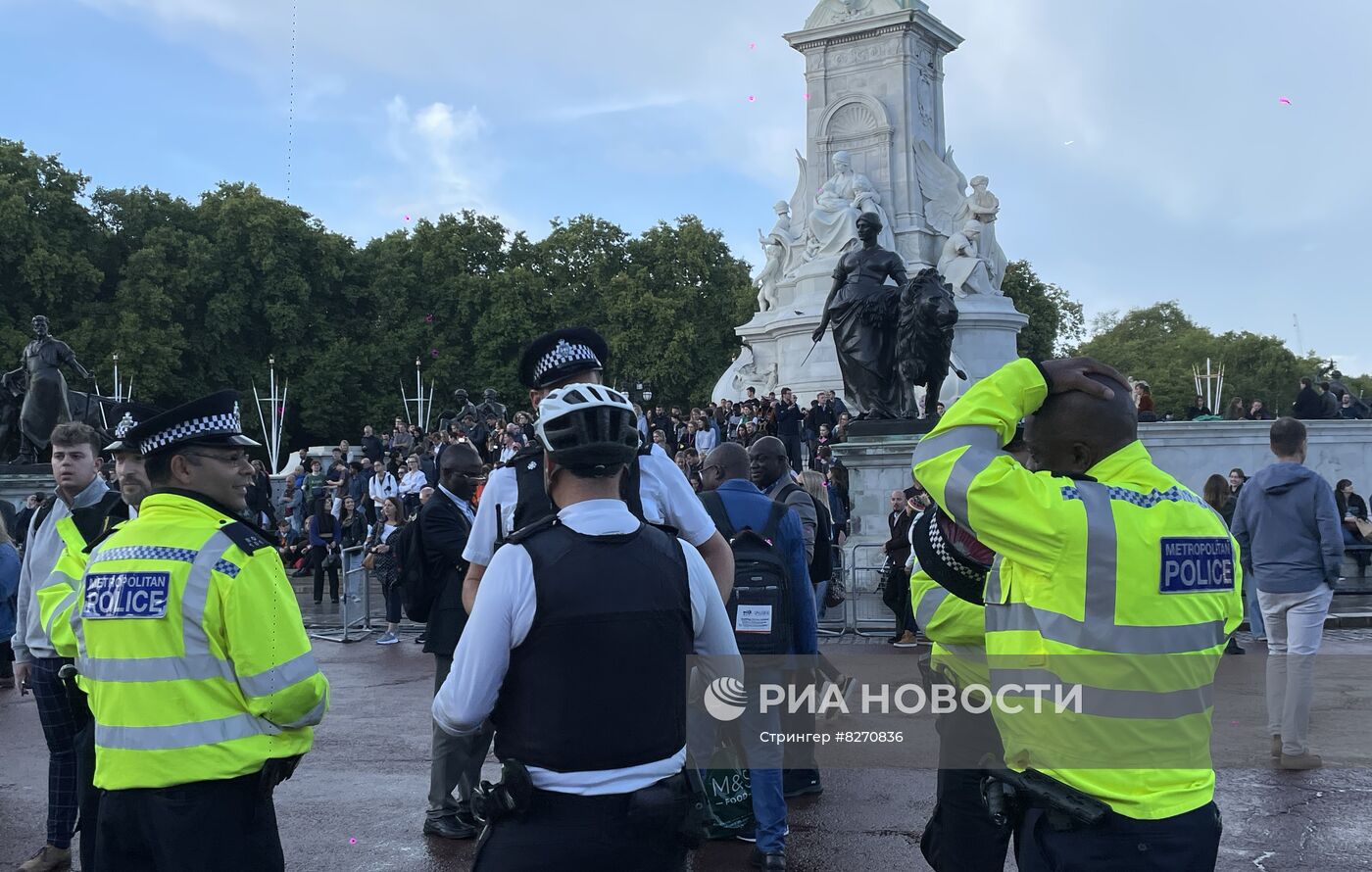 Люди собираются у Букингемского дворца на фоне сообщений о смерти Елизаветы II