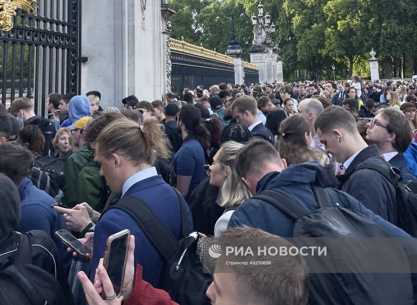 Люди собираются у Букингемского дворца на фоне сообщений о смерти Елизаветы II