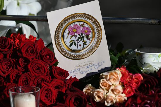 Цветы у посольства Великобритании в память о королеве Елизавете II