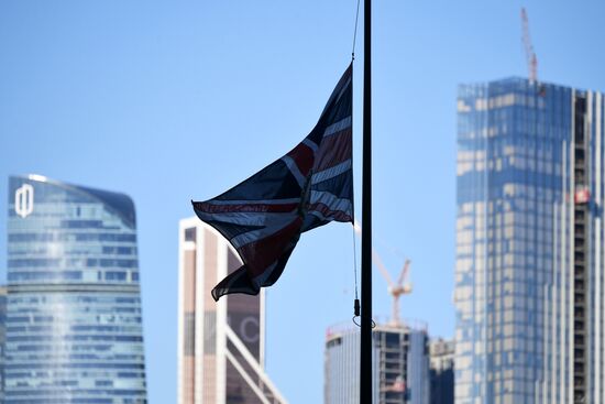 Цветы у посольства Великобритании в память о королеве Елизавете II