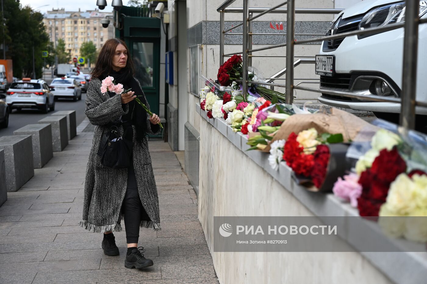 Цветы у посольства Великобритании в память о королеве Елизавете II