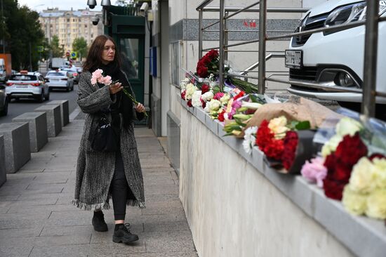 Цветы у посольства Великобритании в память о королеве Елизавете II