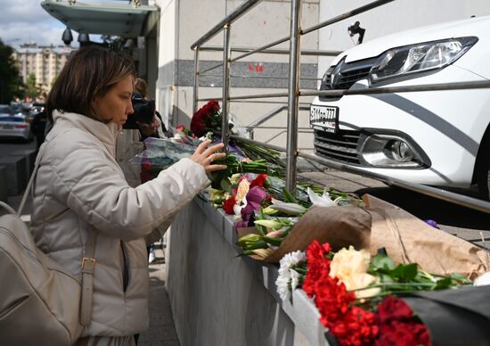 Цветы у посольства Великобритании в память о королеве Елизавете II